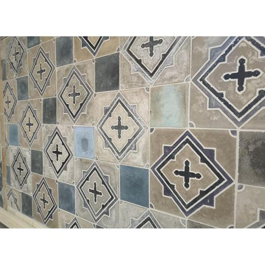 szurke kek provanszi muko beton falburkolat csempe mediterran rusztikus country vintage egyedi plasztikus mintas konyha furdoszoba zold szurke feher.jpg